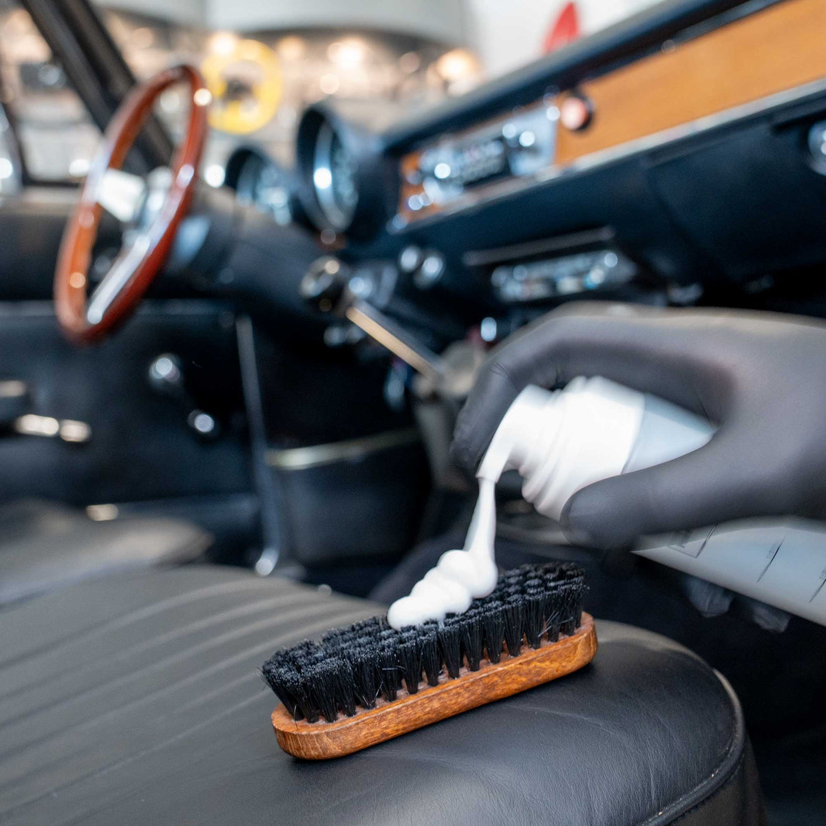 detiiling1.comLOURLOCK Classic Car Leather Care Set — piana czyszcząca na szczotce do skóry we wnętrzu klasyka