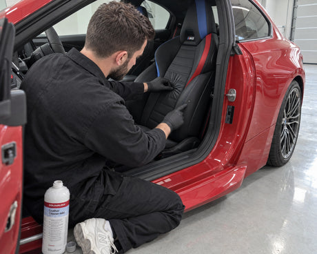 detiiling1.comLOURLOCK Leather Cleaner Mild — Daniel prüft mit dem Kneiftest am BMW M2, ob der Sitz aus Echtleder ist