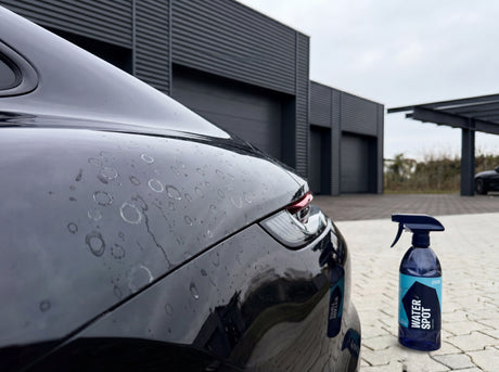 GYEON Q²M WaterSpot Kalkflecken auf schwarzem Porsche-Lack vor Detailing1 Werkstatt