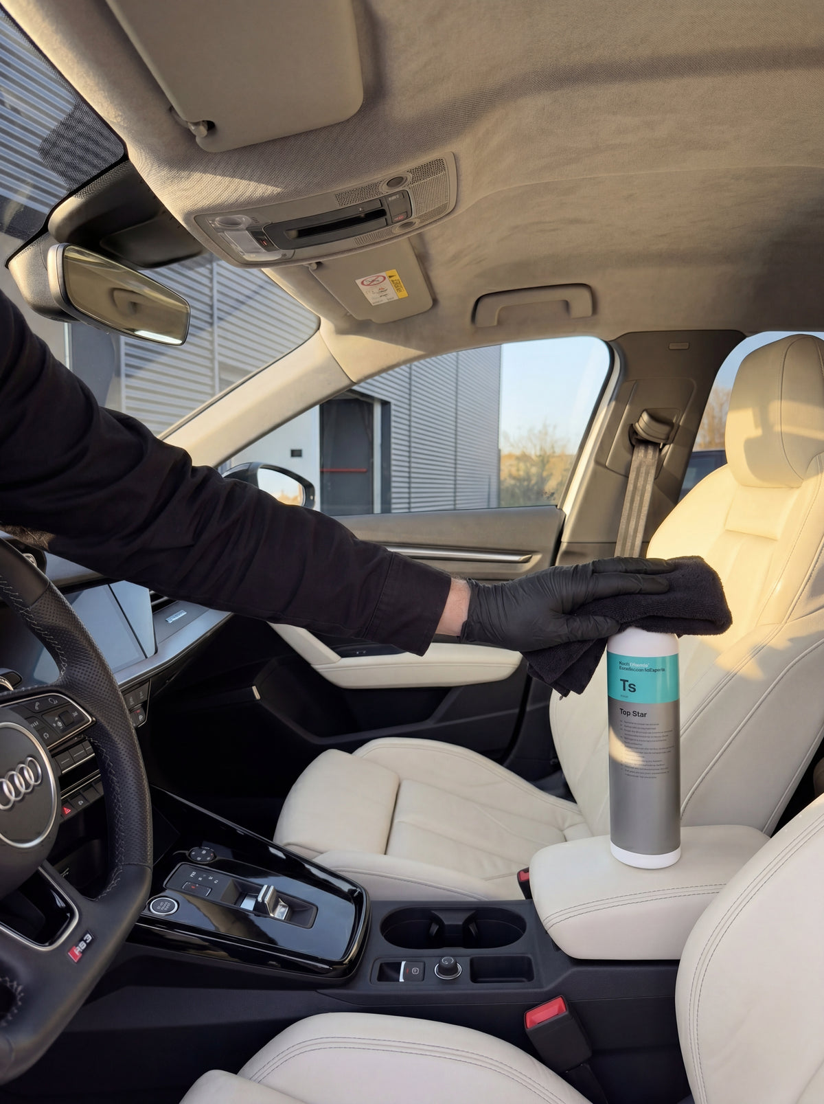 Detailer wischt Armaturenbrett mit Koch-Chemie Top Star Ts 1000ml auf Mittelkonsole des Audi RS3