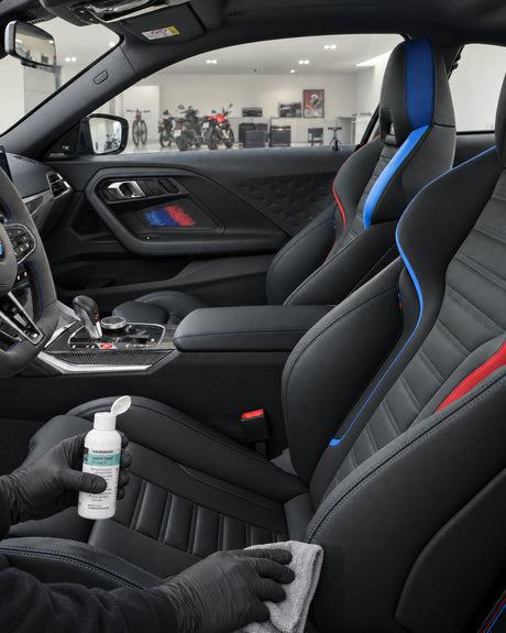 COLOURLOCK Leather Shield en capa fina — mostrado en el artículo «Qué protege un sellador para cuero en el coche y qué no»