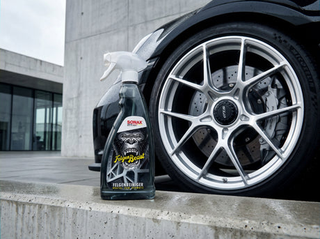 SONAX FelgenBeast Sprühflasche vor Porsche 911 GT3 RS Felge