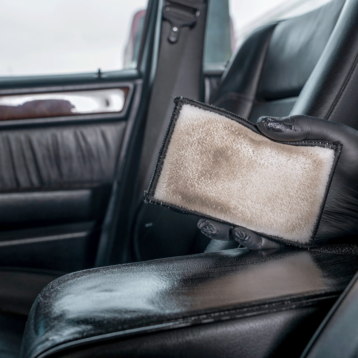 detiiling1.comLOURLOCK Smooth Leather Care Set — the pad shows the dirt lifted from the armrest