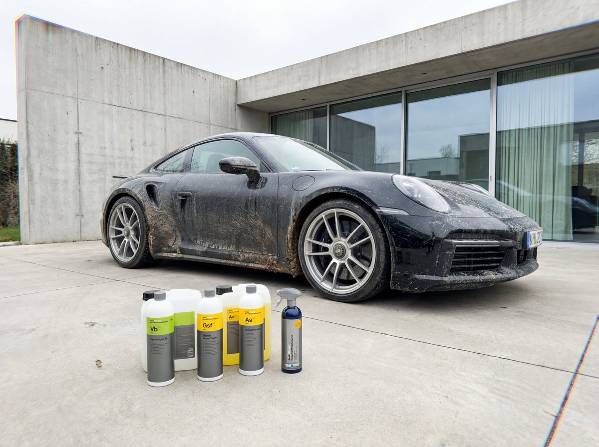 Frühjahrswäsche Auto nach dem Winter Koch-Chemie Produkte vor schmutzigem Porsche 911