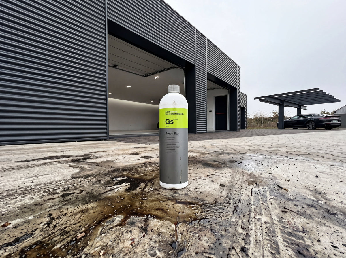 Koch-Chemie Green Star Gs steht auf einem verschmutzten Pflasterweg vor dem Warehouse — Allzweckreiniger für das Auto