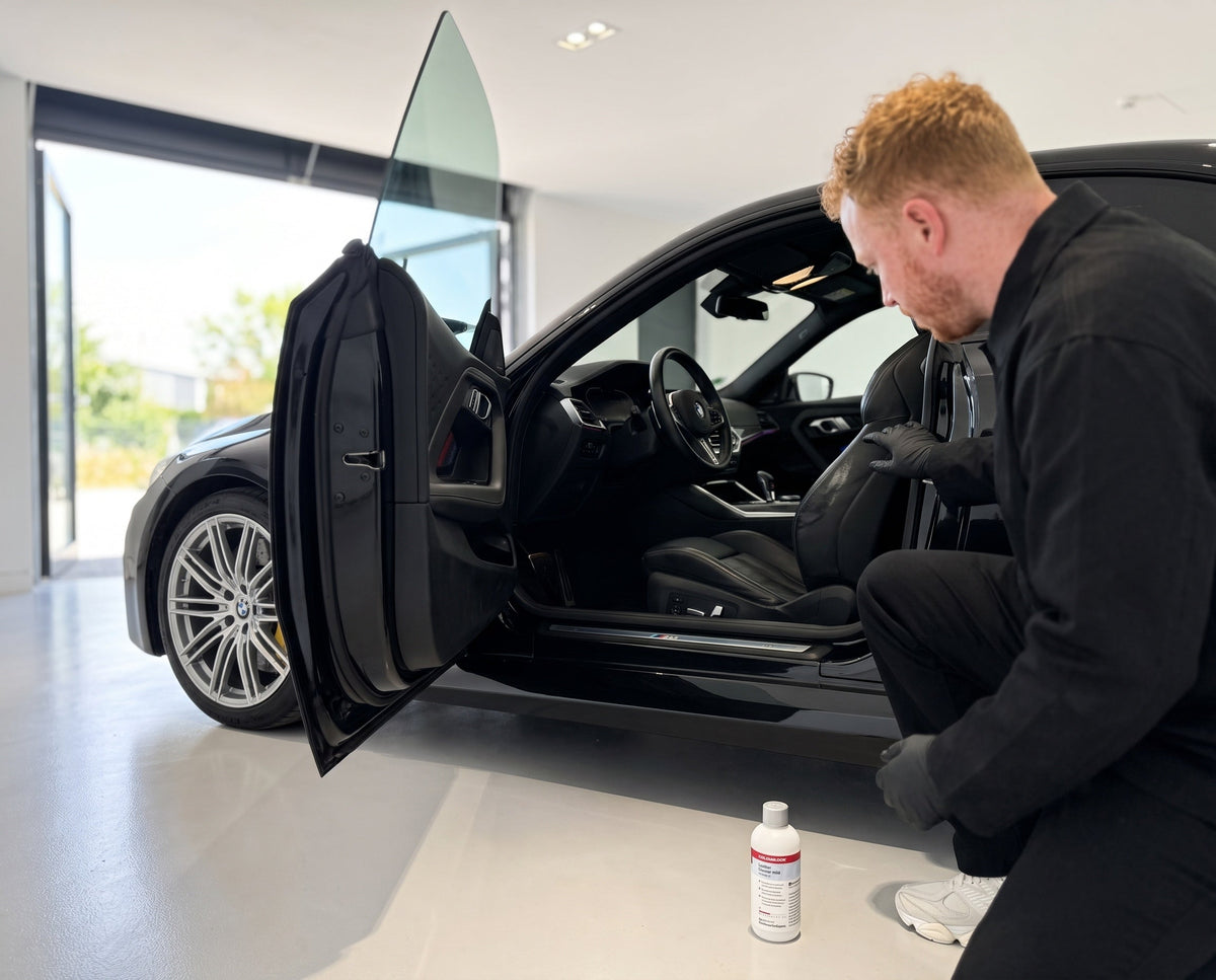 detiiling1.comLOURLOCK Leather Cleaner mild 250 ml vor der Fahrersitzwange eines BMW M2