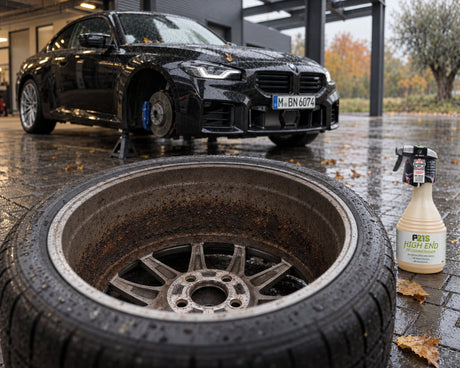 Dr. Wack P21S HIGH END Detergente per cerchi accanto a una ruota BMW M2 smontata con polvere dei freni incrostata nel canale