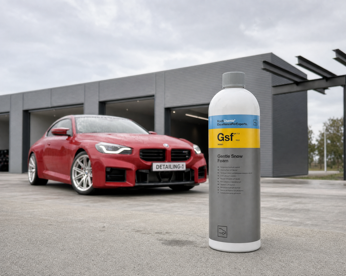 Detailing1 Koch-Chemie Gentle Snow Foam Gsf auf dem Vorplatz vor der honigtaubedeckten Motorhaube eines roten BMW M2