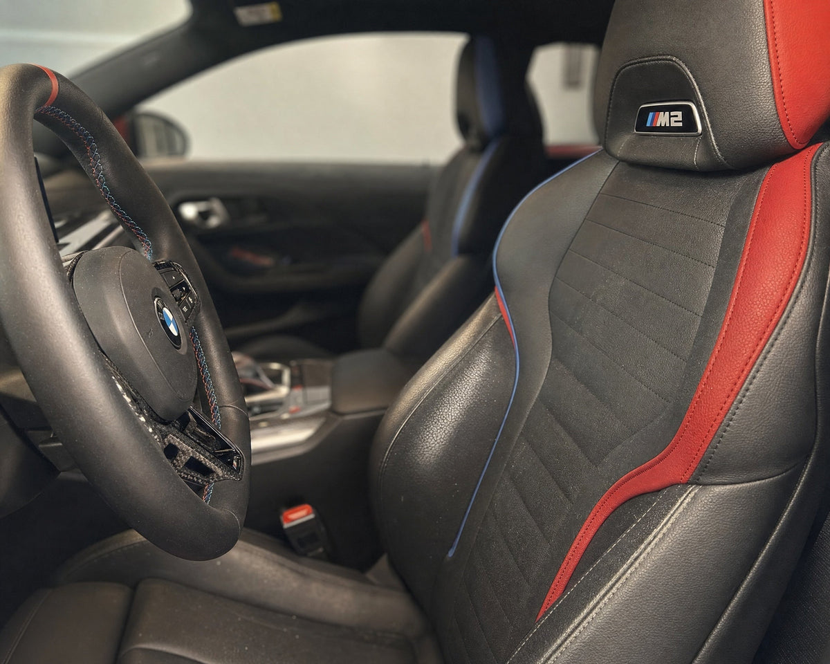Detailing1 Schwarzes Leder im BMW M2 Cockpit vor dem schonenden Reinigen