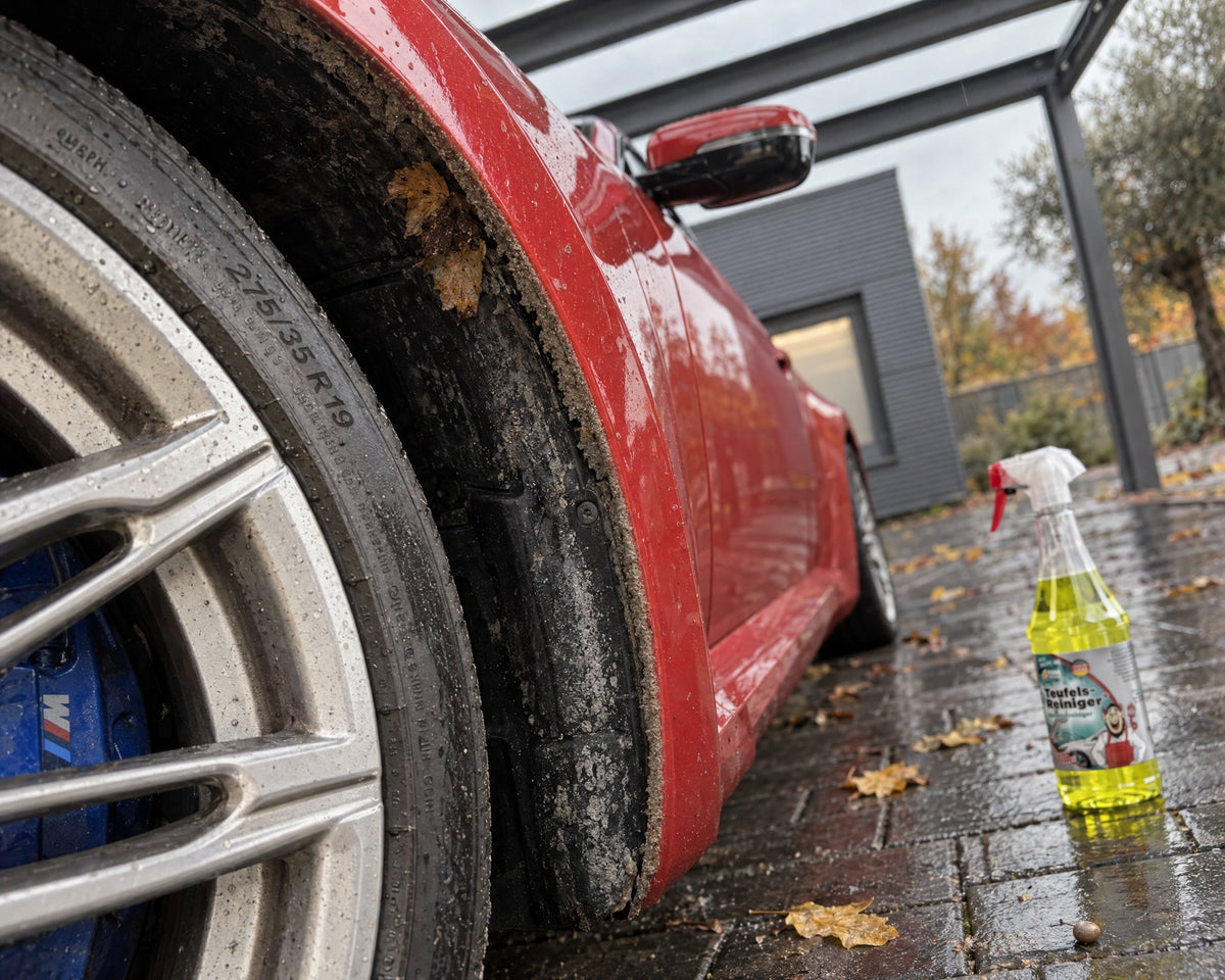 TUGA Chemie Teufels-Reiniger naast de wielboog van een BMW M2 met een grijze vuilrand op de omgezette rand
