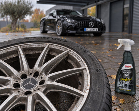 Ruota smontata di una Mercedes-AMG GT 63 con polvere dei freni e puntini di ruggine, accanto SONAX FelgenBeast