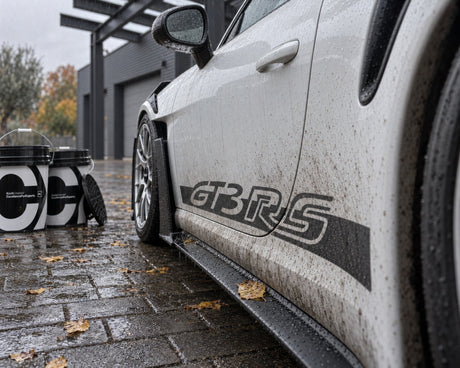 Koch-Chemie Detailing Bucket: due secchi accanto alla portiera sporca di una Porsche 911 GT3 RS bianca sotto la pioggia