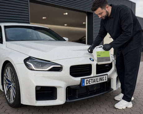 Daniel am weißen BMW M2 mit Pre-Foam vor der Sommer-Insektenwäsche — gezeigt im Artikel „Insekten und Pollen vom Auto entfernen ohne Lackschäden“