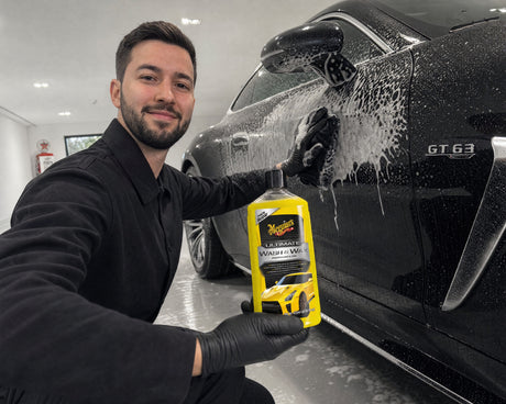 Detailing1 Hero: Autoshampoo — Waschen und schützen in einem Gang (Desktop)