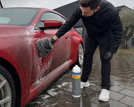 Detailing1 Hero: Autoshampoo — Regenwäsche mit Versiegelungseffekt (Desktop)