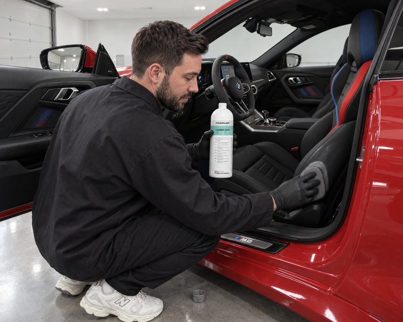 Detailing1 hero: cura della pelle — COLOURLOCK Leather Care tratta la pelle liscia pigmentata del sedile BMW M2 (desktop)