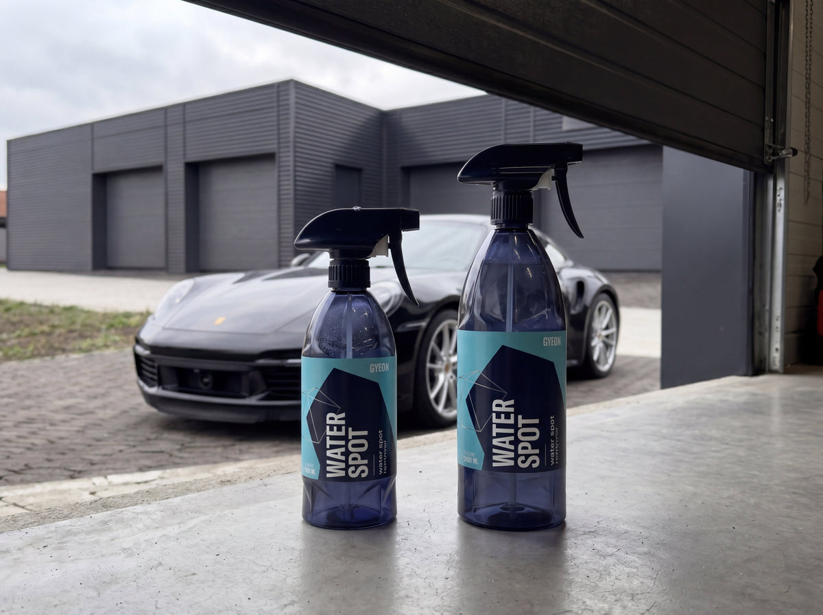 GYEON Q²M WaterSpot 500 ml und 1 Liter Flaschen vor Porsche