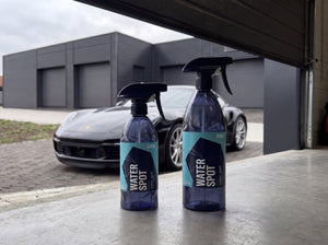 GYEON Q²M WaterSpot 500 ml und 1 Liter Flaschen vor Porsche