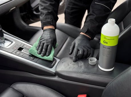 Green Star Gs: Daniel wischt Mittelkonsole im Porsche mit grünem Mikrofasertuch