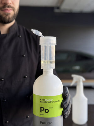 Konzentrat steigt in die 5-ml-Skala der Koch-Chemie Dosing Cap Dosierkappe