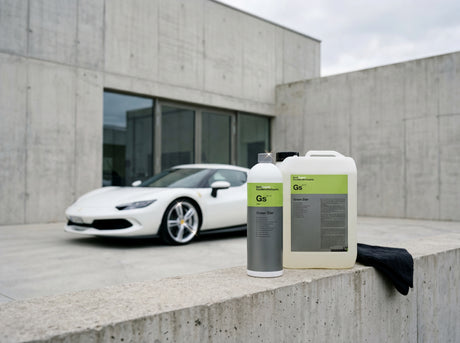 Koch-Chemie Green Star Gs Flasche und Kanister auf Betonmauer vor weißem Ferrari 296 GTB