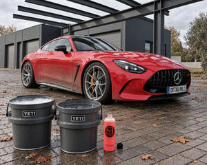 servFaces Wash Concentrate (High-Concentrate) 1000 ml / 1 litre beside two wash buckets before hand-washing a sports car