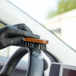 detiiling1.comLOURLOCK Leather Cleaning Brush — Reinigung eines Lenkrads