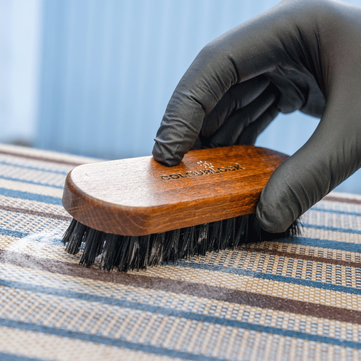 detiiling1.comLOURLOCK Leather Cleaning Brush — Reinigung eines gestreiften Textilpolsters