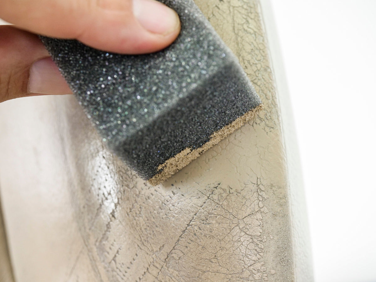 detiiling1.comLOURLOCK Leather Fresh Set XS — refreshing the colour of cracked light leather with a sponge