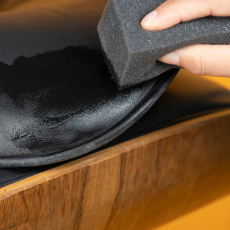 detiiling1.comLOURLOCK Leather Fresh Set XS — schwarzes Sesselleder mit dem Schwamm auffrischen