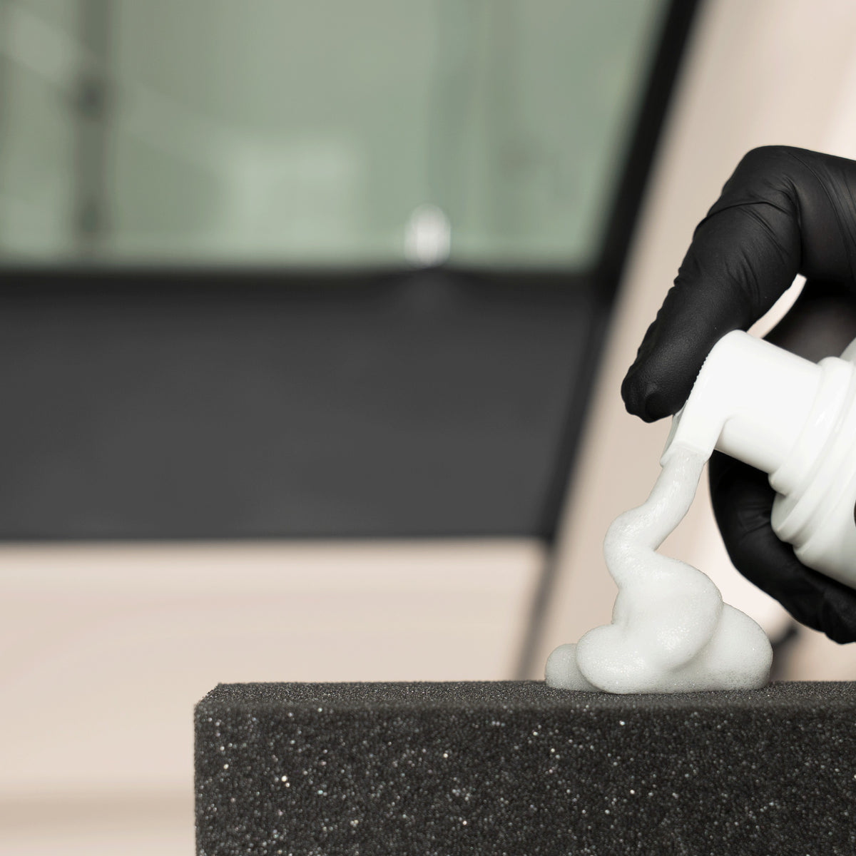 detiiling1.comLOURLOCK New Leather Care Set — cleaning foam from the Foamer Bottle onto the sponge