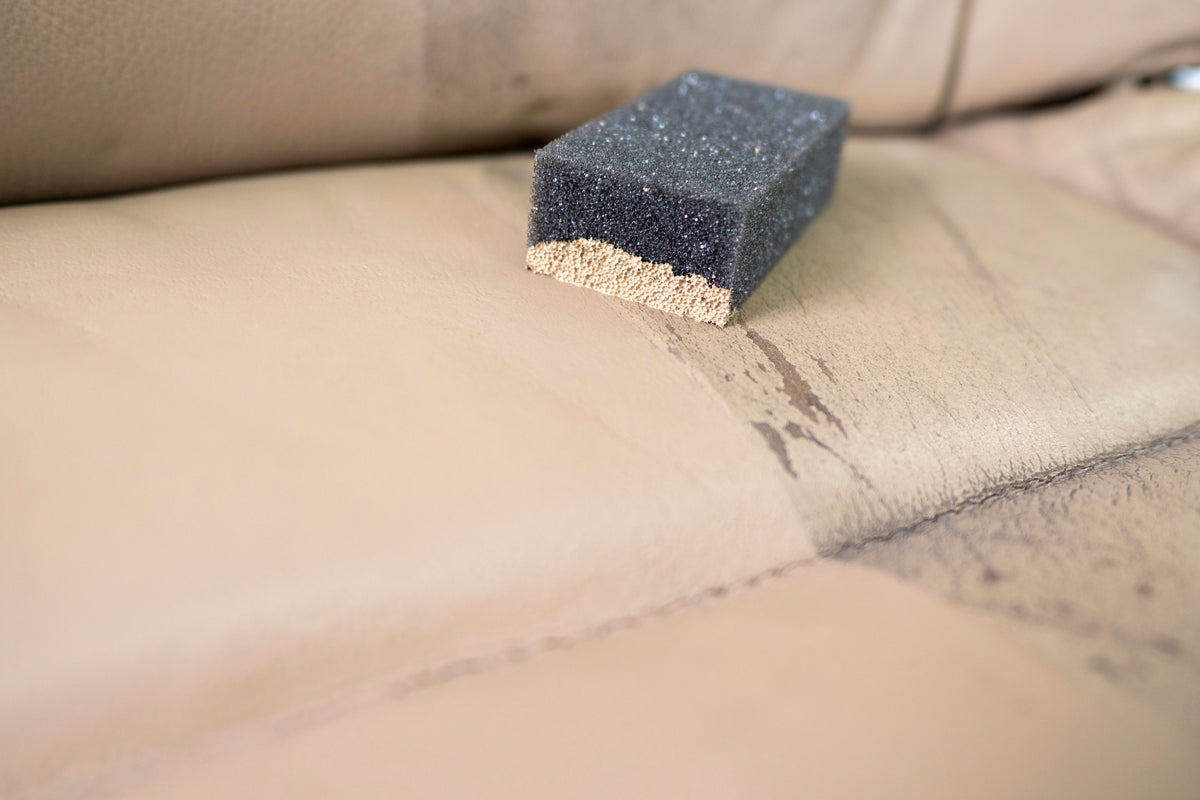 detiiling1.comLOURLOCK refreshing leather colour — worn light leather seat with the application sponge