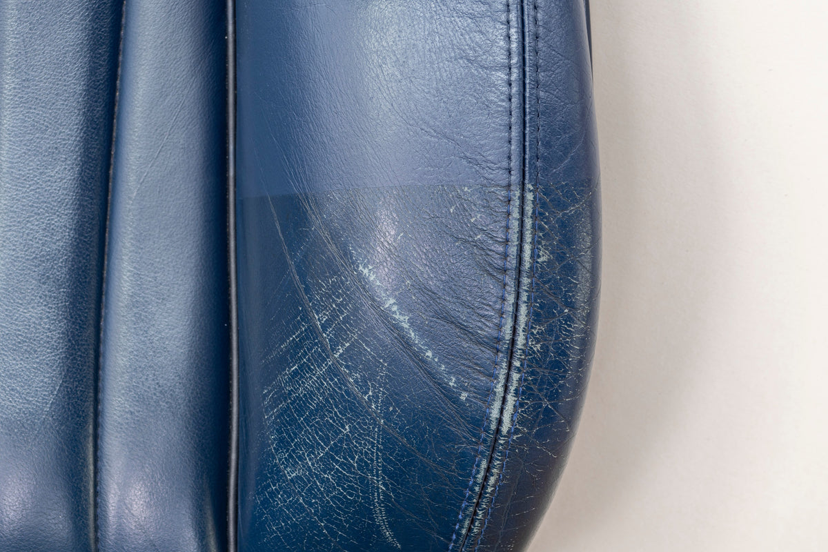 detiiling1.comLOURLOCK scratches in leather — scratched, worn seat bolster in blue smooth leather