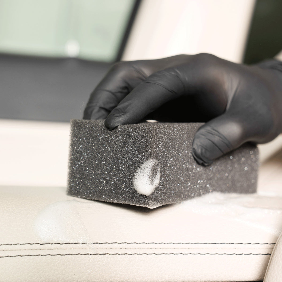 detiiling1.comLOURLOCK new leather care — cleaning light new leather with sponge and cleaning foam
