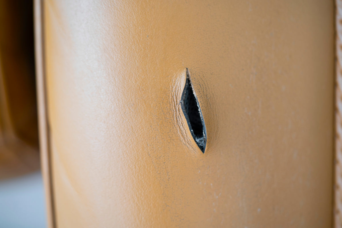 detiiling1.comLOURLOCK leather glue & seam repair — tear in smooth leather before the repair
