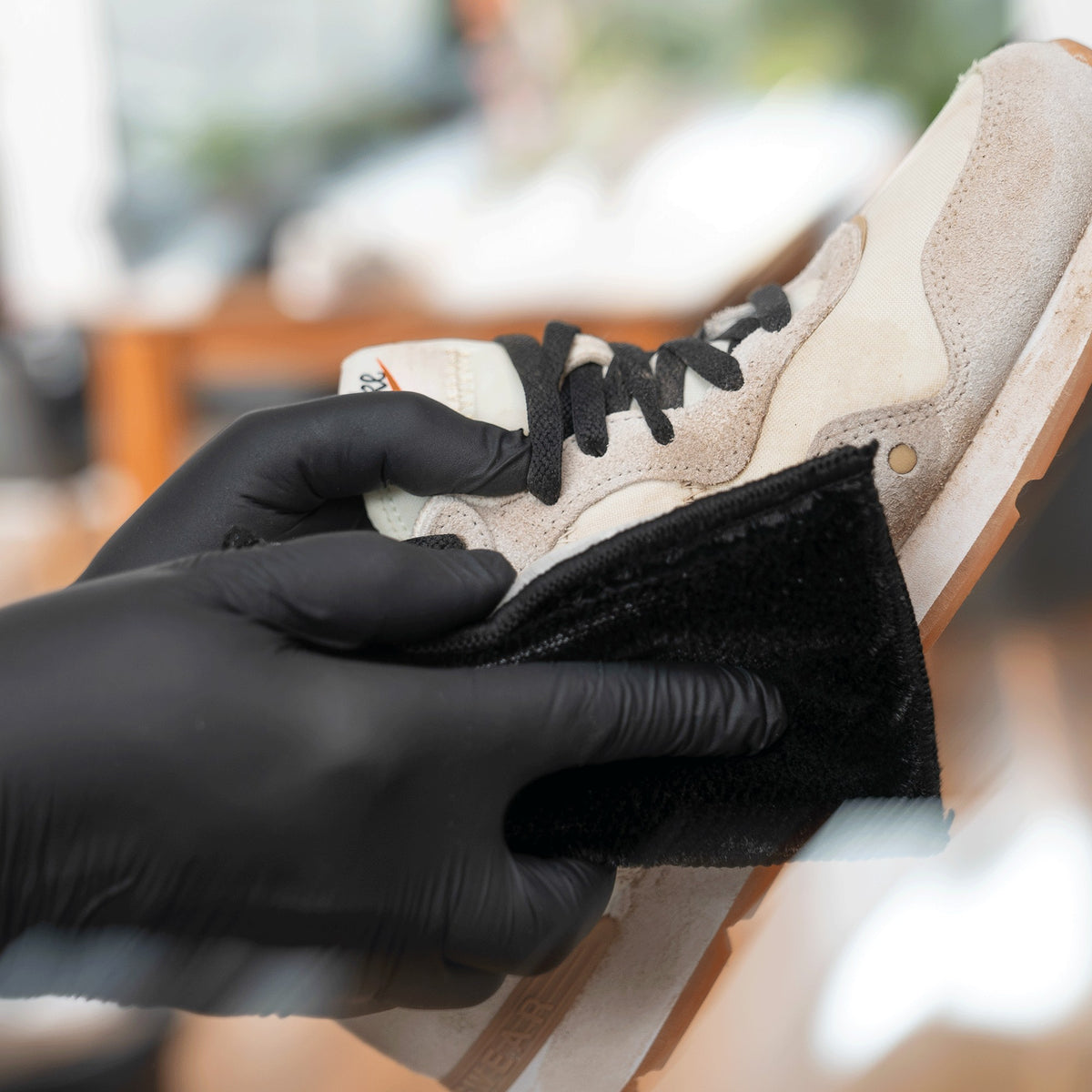 detiiling1.comLOURLOCK Sneaker Cleaner Set — cleaning a light-coloured sneaker with the cleaning pad