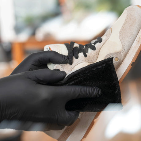 detiiling1.comLOURLOCK Sneaker Cleaner Set — heller Sneaker wird mit dem Reinigungspad gesäubert